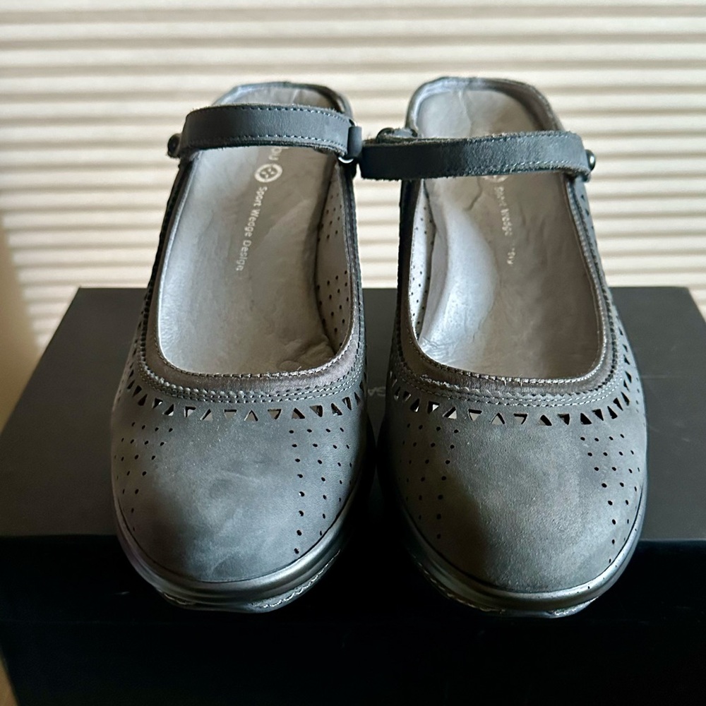 Jambu DYNASTY Women's Silver/Gray Mary
Jane Platforms